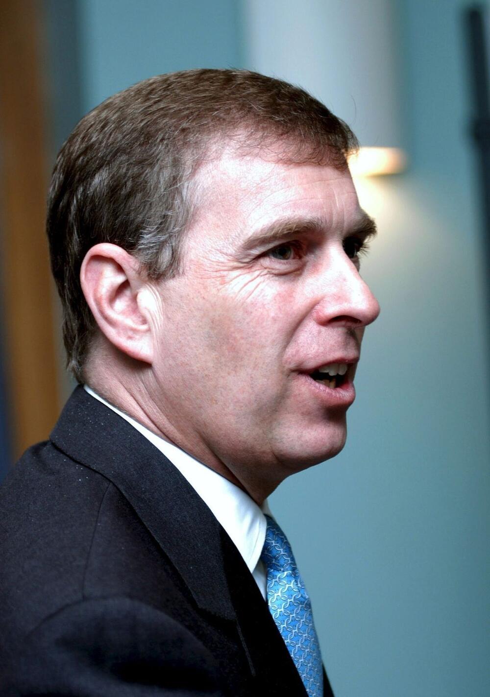 Princ Endru,  brat aktuelnog britanskog kralja Čarlsa III i sin i miljenik pokojne kraljice Elizabete II, ubuduće će biti građanin Endru Mauntbaten Vindzor.