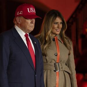 6 godina je čekao i ponovo dobio svojih 5 minuta: Trenč mantil Melanije Tramp je sve što vam treba od oktobra do maja