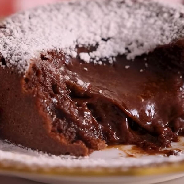 5 sastojaka i 8 minuta kasnije &ndash; pred vama će biti sočan čokoladni dezert: Recept za LAVA KOLAČ koji ćete stalno praviti