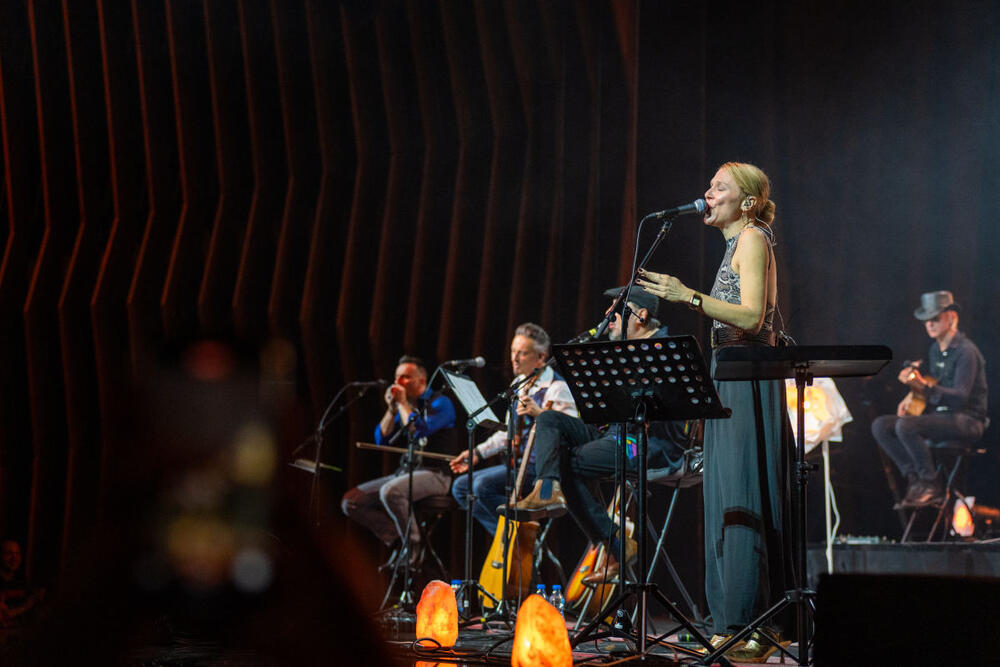 <p>Trosatni unplugged nastup legendarnog benda oduševio publiku u punoj mts Dvorani</p>

<p> </p>