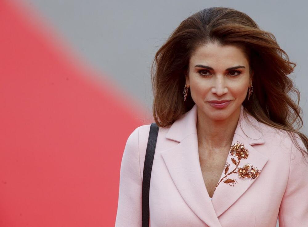 KRALJICA RANIJA ODUŠEVILA PRELEPOM CRVENOM HALJINOM