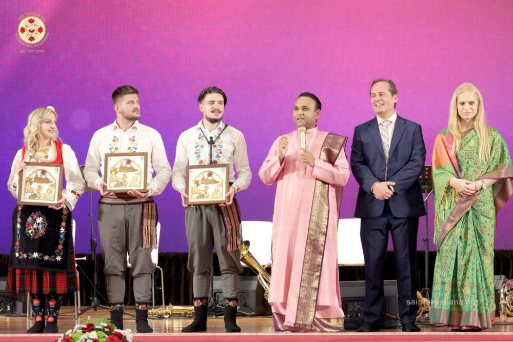 <p>U okviru globalnog festivala „One World, One Family“, koji okuplja umetnike iz više od 100 zemalja sveta, Orkestar Danijela nastupio je 30. oktobra u Indiji i još jednom potvrdio svoj međunarodni ugled prepoznatljivim zvukom i snažnom umetničkom energijom.</p>