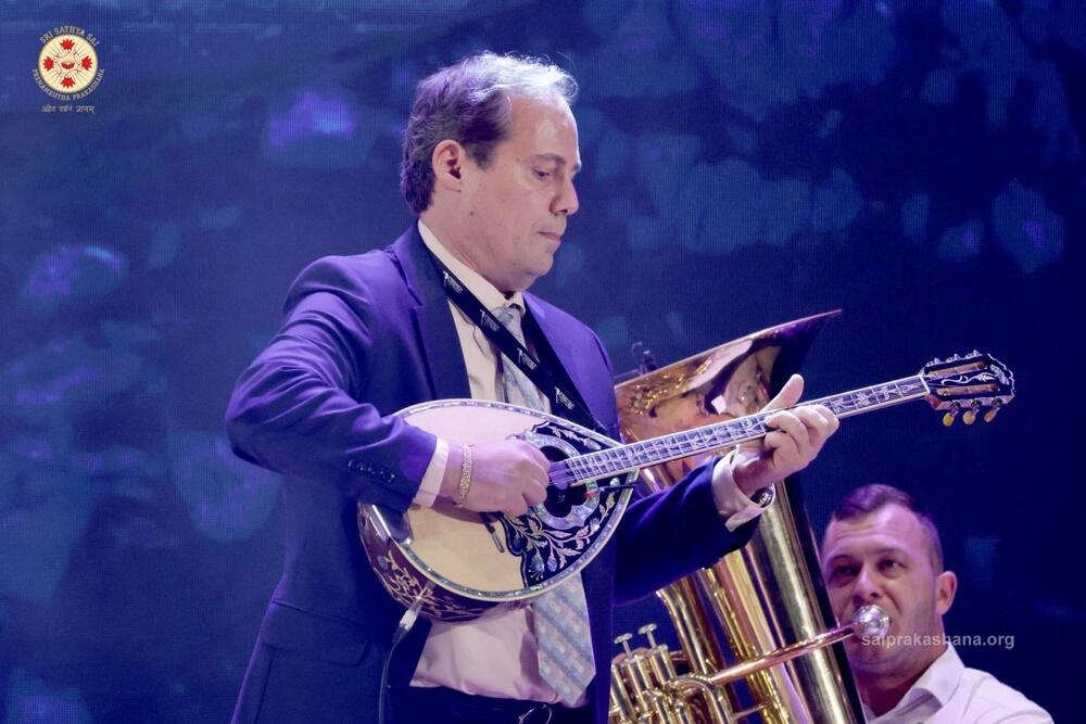 <p>U okviru globalnog festivala „One World, One Family“, koji okuplja umetnike iz više od 100 zemalja sveta, Orkestar Danijela nastupio je 30. oktobra u Indiji i još jednom potvrdio svoj međunarodni ugled prepoznatljivim zvukom i snažnom umetničkom energijom.</p>