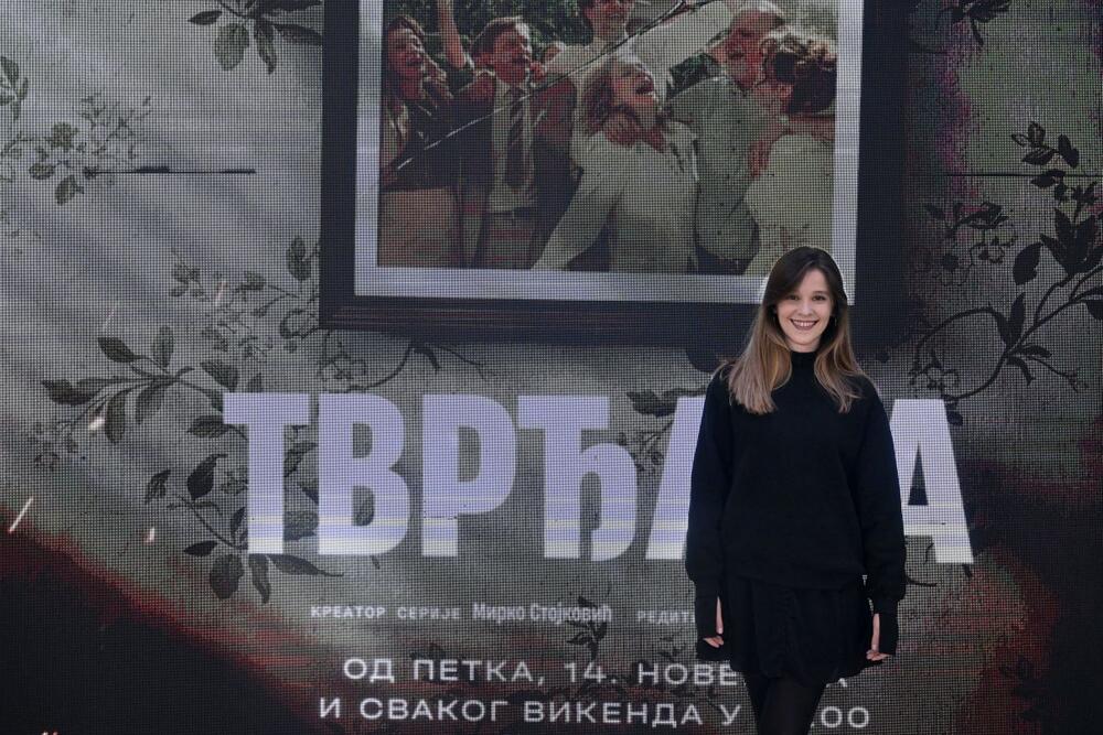 <p>Mlada srpska glumica uvek je obučena fenomenalno, a odana je svom stilu, koji spaja praktičnost, urbani stil i nenapadnu eleganciju. I baš tako je juče izgledala na premijeri njene nove serije, na kojoj je još jednom podsetila koliko je crna boja moćna i efektna.</p>