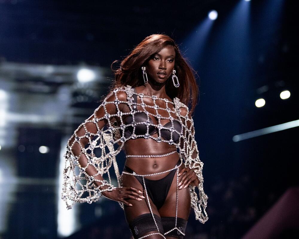 Anok Jai na reviji brenda Victoria's Secret  u oktobru 2025.