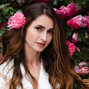 Ko treba da koristi šampon od belog luka? Za 3 minuta ga možete napraviti i sami, a kosa će vam biti neprepoznatljiva