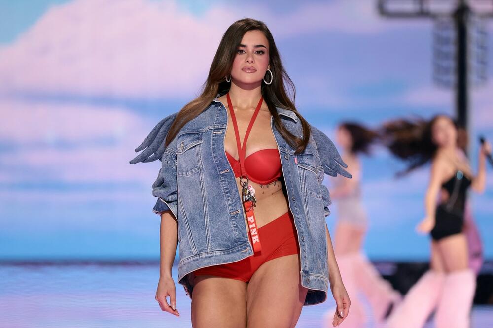 Barbi Fereira na reviji brenda donjeg veša Victoria's Secret