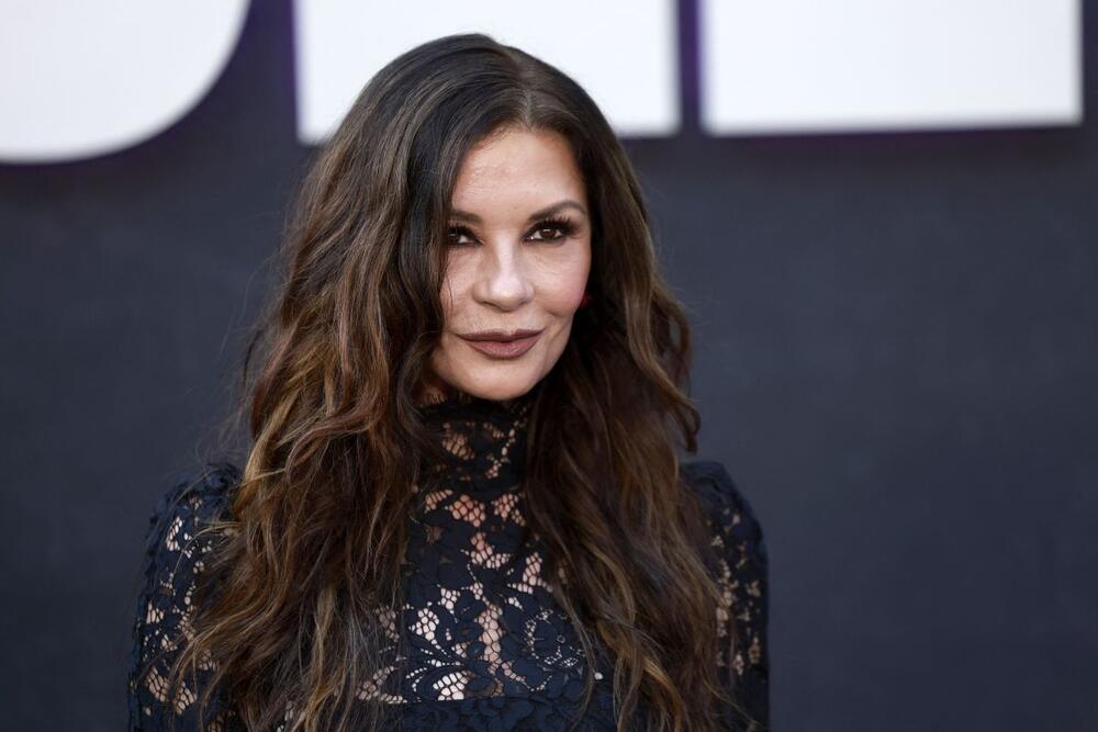 KETRIN ZITA-DŽOUNS U KRATKOJ ČIPKANOJ HALJINI ODUŠEVILA NA CRNOM TEPIHU 