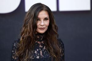 Gazi 6. deceniju i kratke suknje se ne odriče: Glumica obukla mini-haljinu od čipke i izazvala ovacije na crnom tepihu