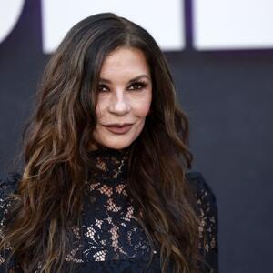 Gazi 6. deceniju i kratke suknje se ne odriče: Glumica obukla mini-haljinu od čipke i izazvala ovacije na crnom tepihu