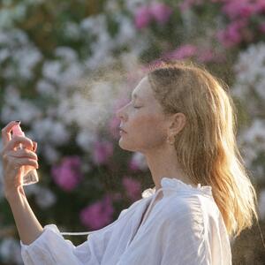 Protiv upale, suvoće & bora: Sprej za lice koji se pravi superbrzo, a licu pruža mnogo preporučivaćemo i unukama