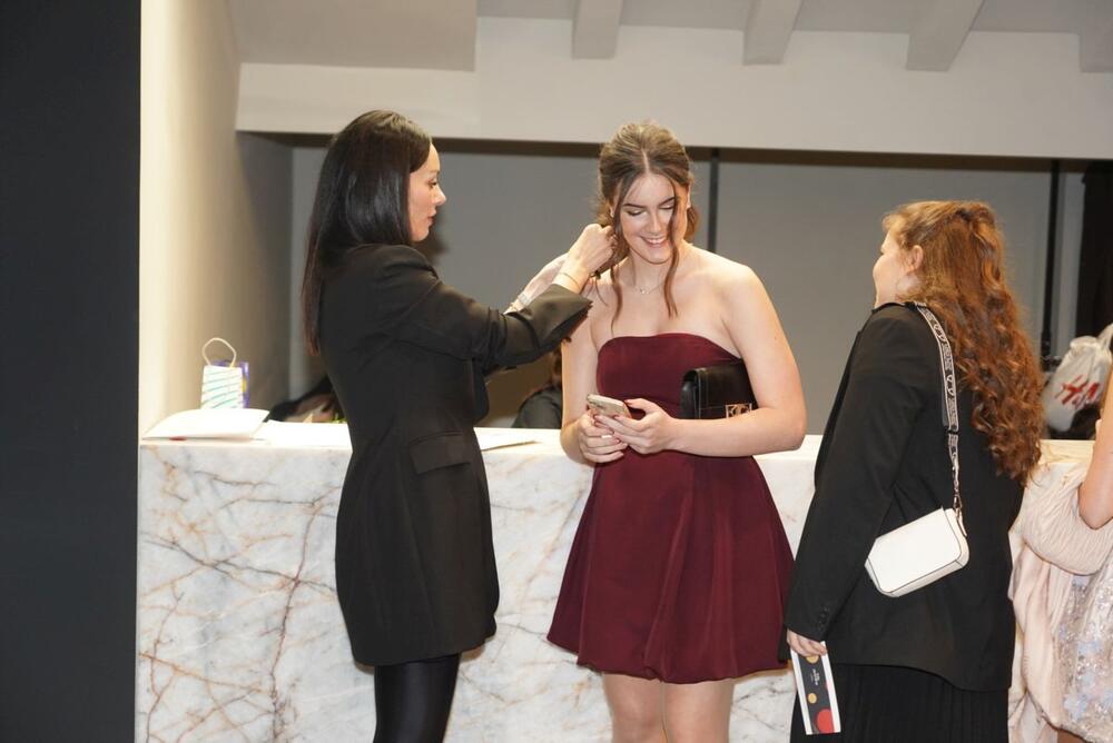 Sloboda Mićalović doteruje ćerku Veru Ćetković na premijeri filma 'Hajduk u Beogradu'