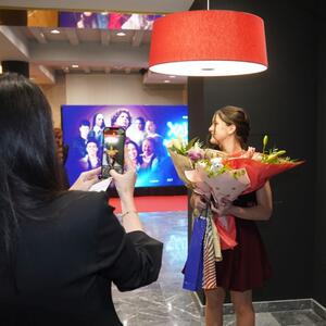 Mama u crnom od glave do pete, Vera u najtrendi boji jeseni: Sloboda Mićalović sa ćerkom oduševila stilom na premijeri