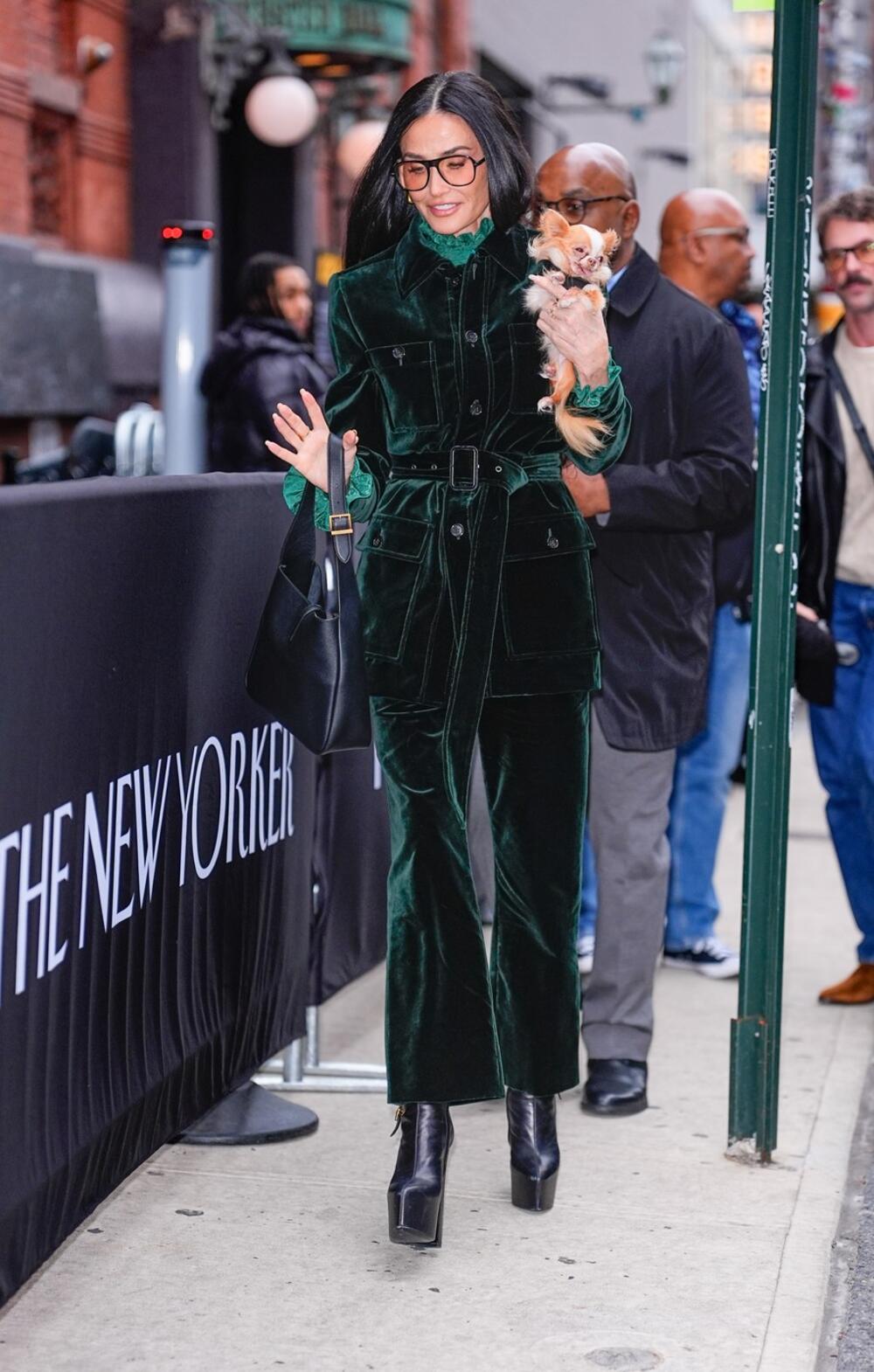 Demi Mur u Saint Laurent plišanom odelu zelene boje