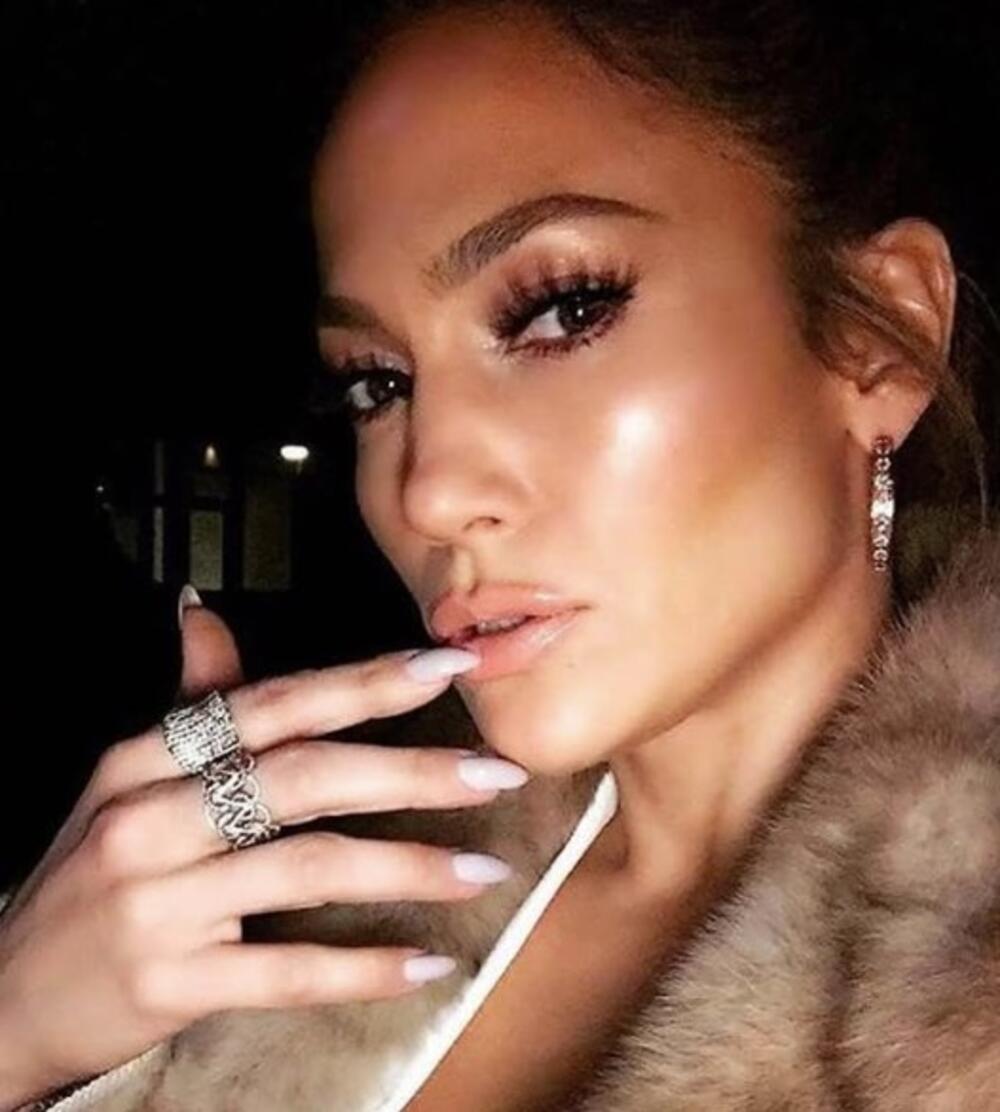 Mlečnobeli nokti Dženifer Lopez