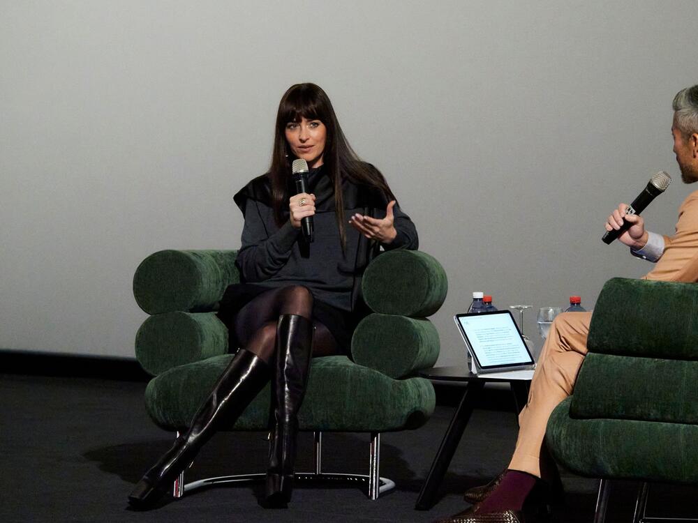 Dakota Džonson u Saint Laurent Nico čizmama