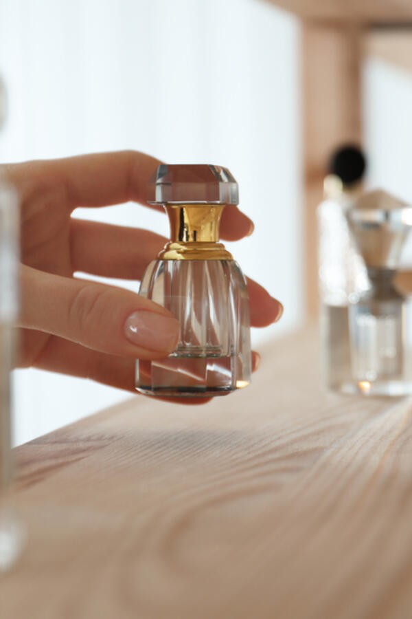 Ovo je najbolji parfem 2025. godine! Na koži se zadržava preko 12 sati, miriše zavodljivo, a bočica je čist luksuz