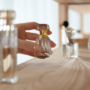 5 najlepših parfema po ceni do 3.000 RSD: Zavode mirisom i ostavljaju trag kad izađete iz prostorije, a ne koštaju mnogo