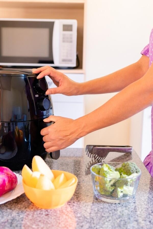 Kako najlakše očistiti erfrajer? Korak po korak uklonite masnoću i zapekle nečistoće bez ribanja i skupih hemikalija