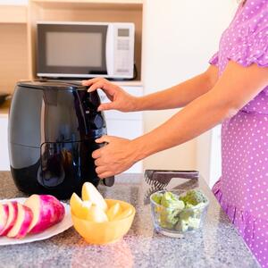 Kako najlakše očistiti erfrajer? Korak po korak uklonite masnoću i zapekle nečistoće bez ribanja i skupih hemikalija