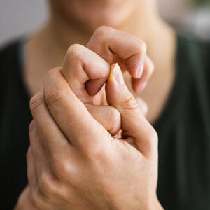 Da li je puckanje prstiju, vrata, kolena štetno? Stručnjaci otkrivaju posledice navike koja mnogima ide na živce