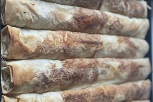 Seljačka pita s jabukama: Recept star 100 godina iz kuvara baka Mire (PUN PLEH ZA MANJE OD 400 DINARA)