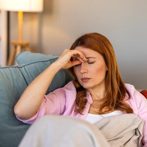 Obožava toplo vreme, pogađa decu, a ni odrasli nisu imuni: Sve što morate da znate o koksaki virusu (simptomi, lečenje)