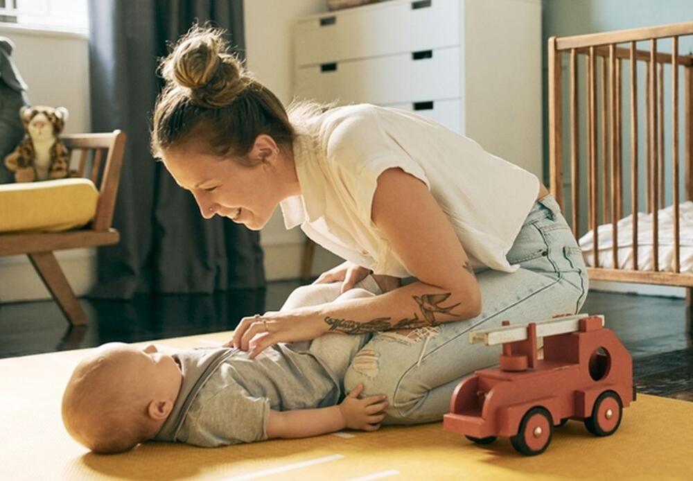 Tepanjem odrasli pokušavaju da se približe detetu