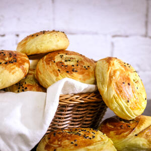 Posne pogačice s kikirikijem su slavsko pecivo bez konkurencije: Idu uz svako slano (pred)jelo, meke su i prave se lako