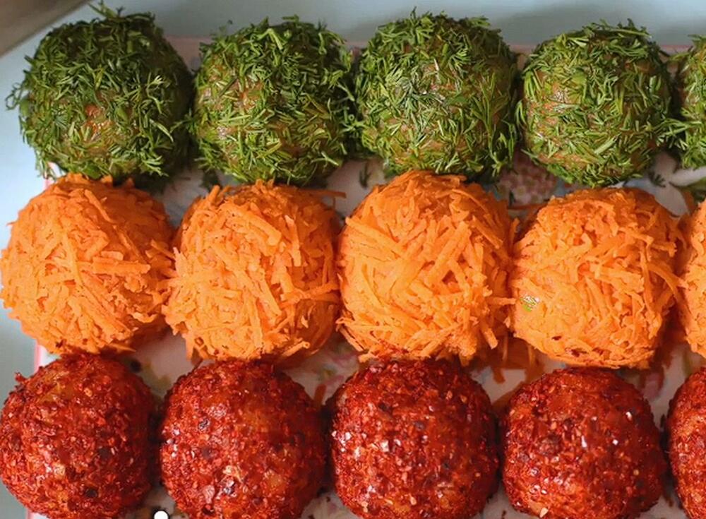 Slane kuglice od krompira uvaljane u sastojke različitih boja