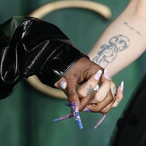 "Ovo je samo čudno skretanje pažnje!" Bizarni snimci glumica se šire mrežama i niko nije siguran šta gledamo