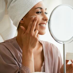 Krema protiv bora od 4 sastojka: Prirodna mešavina kojom ćete zameniti sve kupovne čini čuda za kožu lica