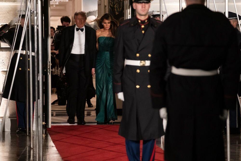 <p>Prva dama Amerike dobro zna za protokole, ali čini se da supruga Kristijana Ronalda treba još da izgradi svoj stil i probere komade koji priliče zvaničnim posetama</p>