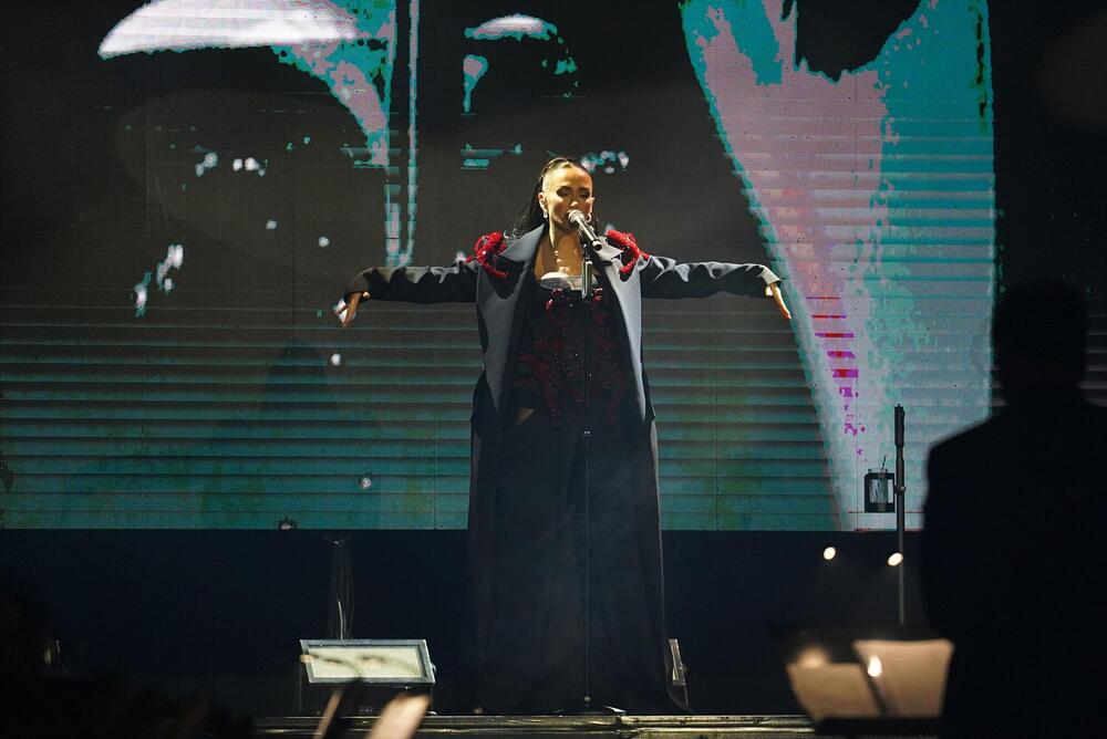 <p>U odličnom provodu uživalo se sinoć u Sava Centru, a lepa pevačica nije štedela ni kada je njen autfit za ovu važnu noć bio u pitanju </p>