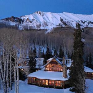 Koliba od drveta, a unutra - magija u koju morate da zavirite: Zimska kuća Toma Kruza je ostvarenje svačijeg sna