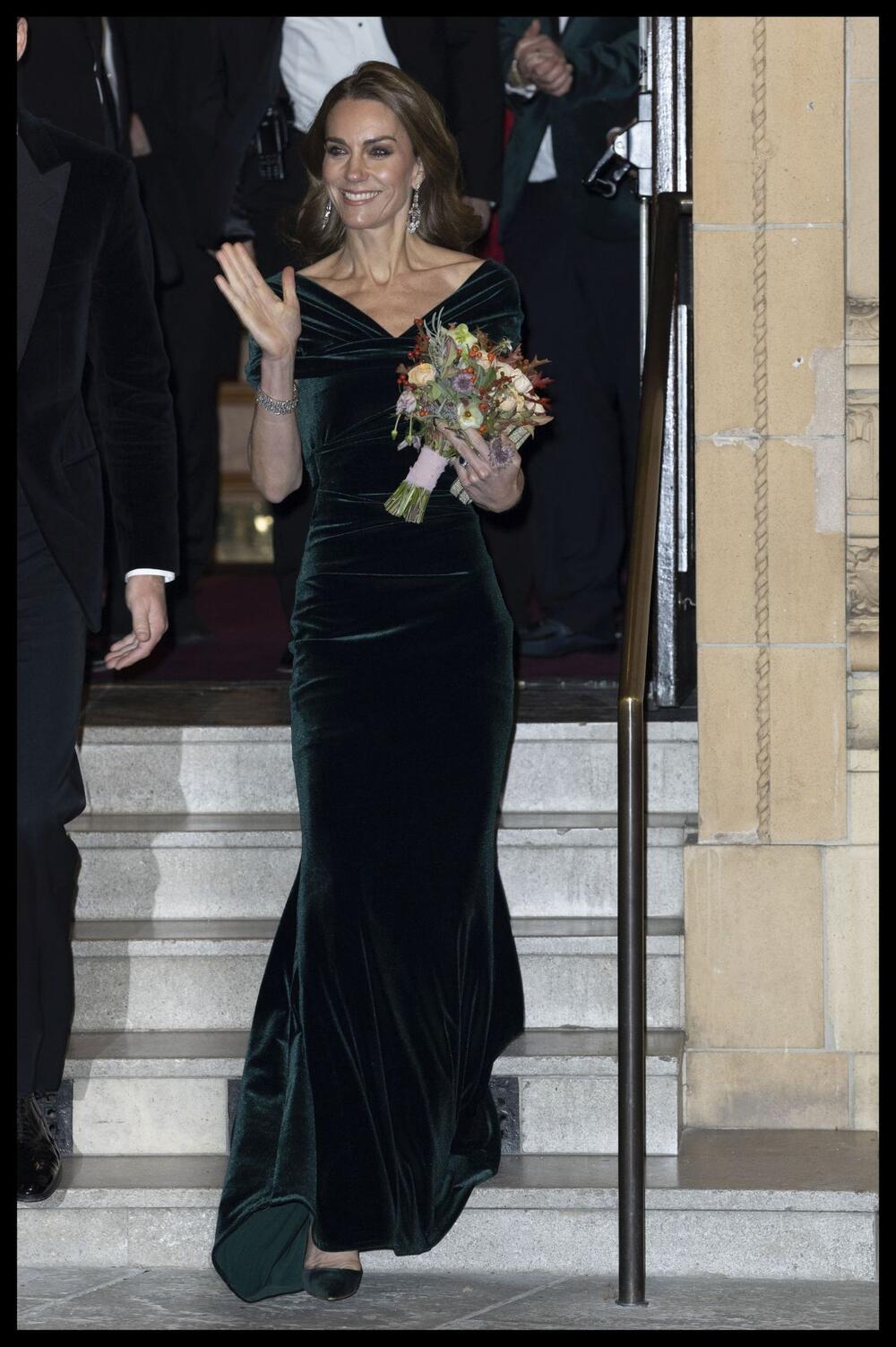 KEJT MIDLTON U HALJINI KOJA VAJA ŽENSKO TELO 