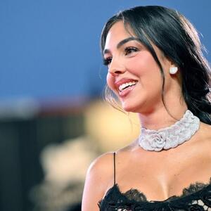 "Pored Melanije izgleda kao seljančica": Georgina Rodriges u Beloj kući u kultnoj haljini iz 2005. pokazala (ne)ukus