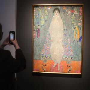 Rođena u zlatu, živela u strahu, pa umrla mlada: Potresna priča žene s Klimtove slike prodate za 236,4 miliona