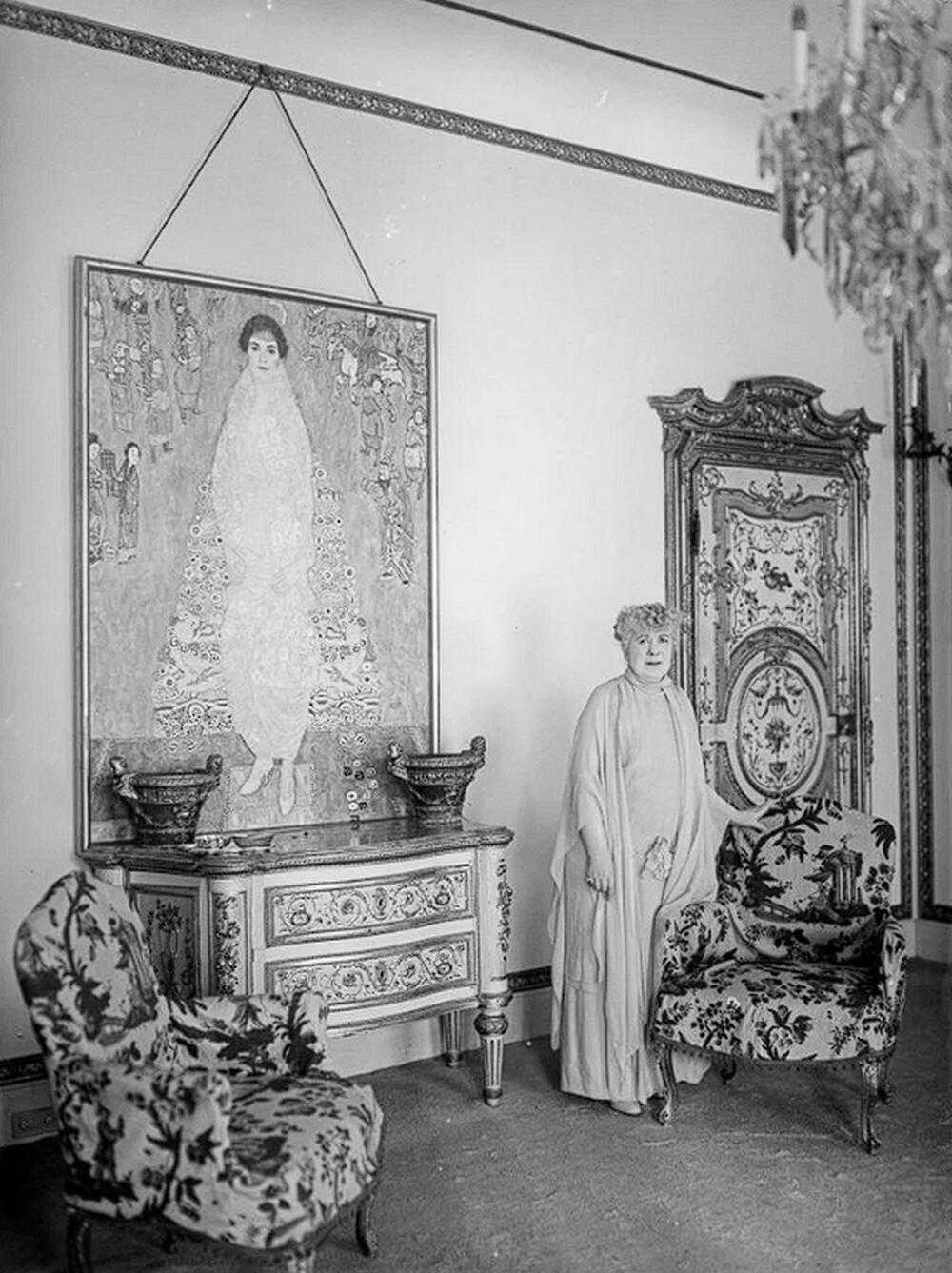 Serena Lederer ispred Klimtovog portreta njene ćerke Elizabet