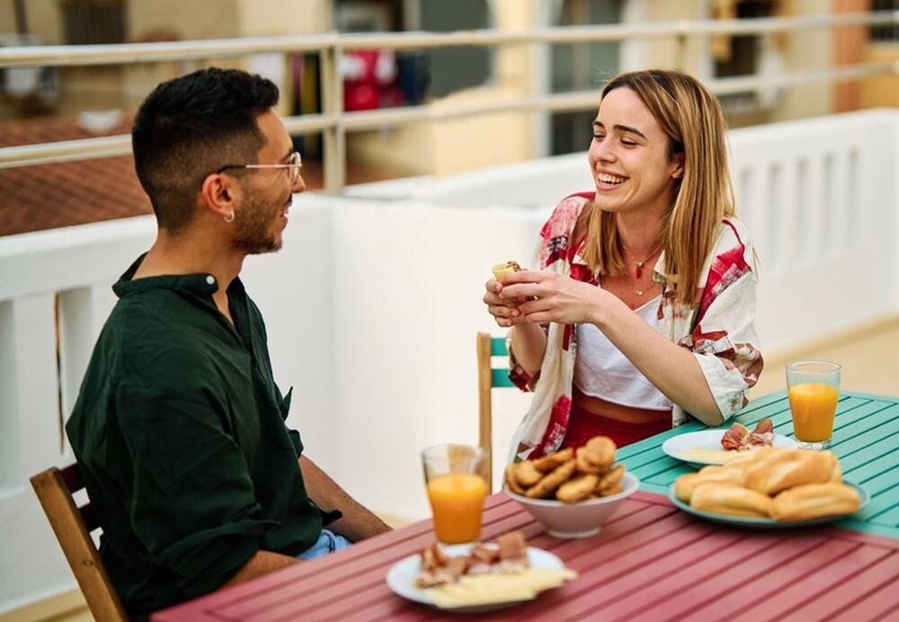 Mlad par na romantičnom doručku