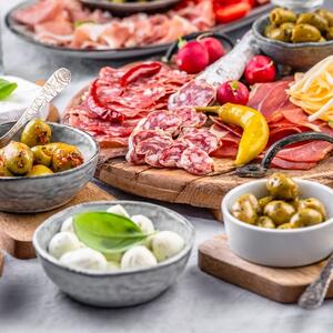 Kako iskoristiti suhomesnato predjelo ako pretekne od slave? 5 ideja da ga upotrebite tako da ne bacite ni parčence