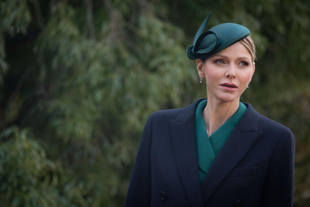 Princeza Šarlin u zelenoj kaput-haljini