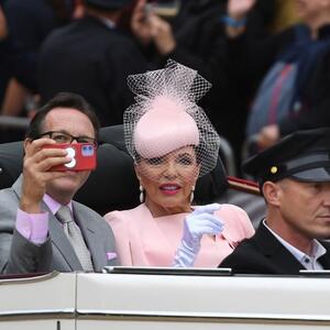 Ovo ne bi nosile ni DVOSTRUKO MLAĐE žene: Glumica u 92. ponela zlatnu kreaciju sa šlicem i golim ramenima