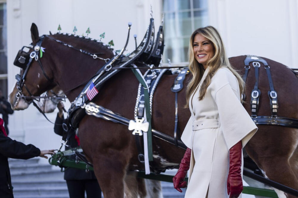<p>Supruga američkog predsednika Donalda Trampa dočekala je tradicionalno novogodišnju jelku u Beloj kući, a stajling koji je odabrala za ovu priliku daje vrednu modnu lekciju.</p>