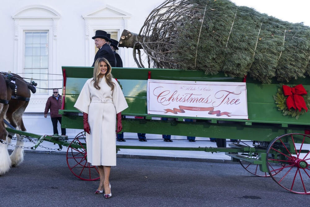 <p>Supruga američkog predsednika Donalda Trampa dočekala je tradicionalno novogodišnju jelku u Beloj kući, a stajling koji je odabrala za ovu priliku daje vrednu modnu lekciju.</p>