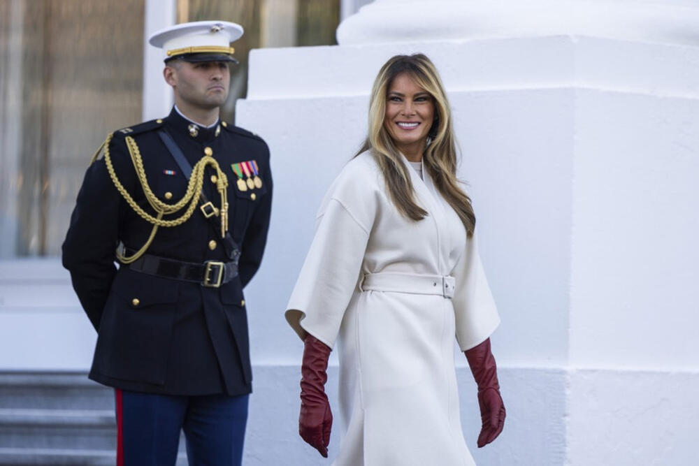 <p>Supruga američkog predsednika Donalda Trampa dočekala je tradicionalno novogodišnju jelku u Beloj kući, a stajling koji je odabrala za ovu priliku daje vrednu modnu lekciju.</p>