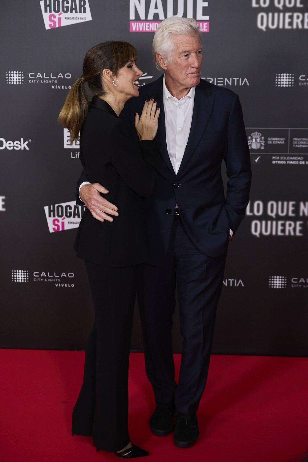 RIČARD GIR NIJE MOGAO DA ODVOJI RUKE OD SUPRUGE 