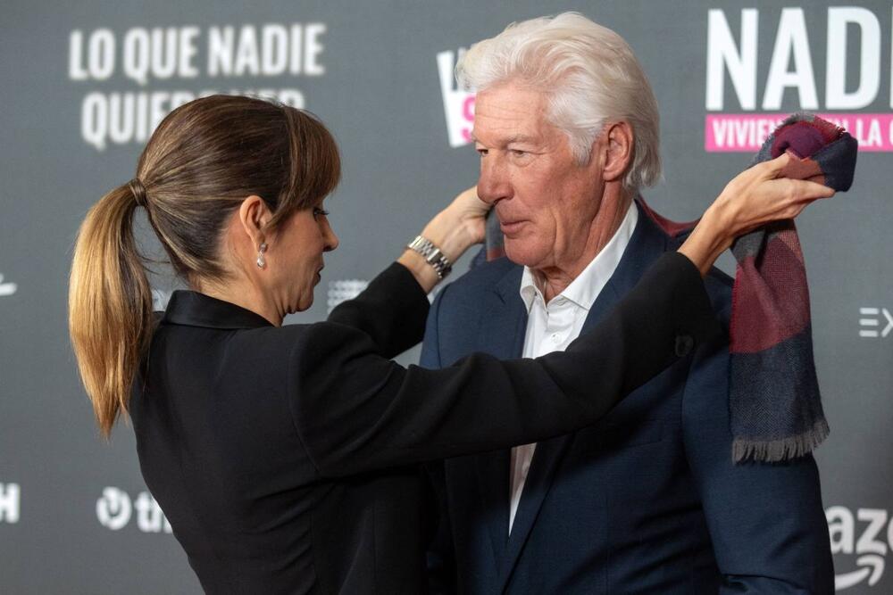 RIČARD GIR MILUJE ŽENU U JAVNOSTI 