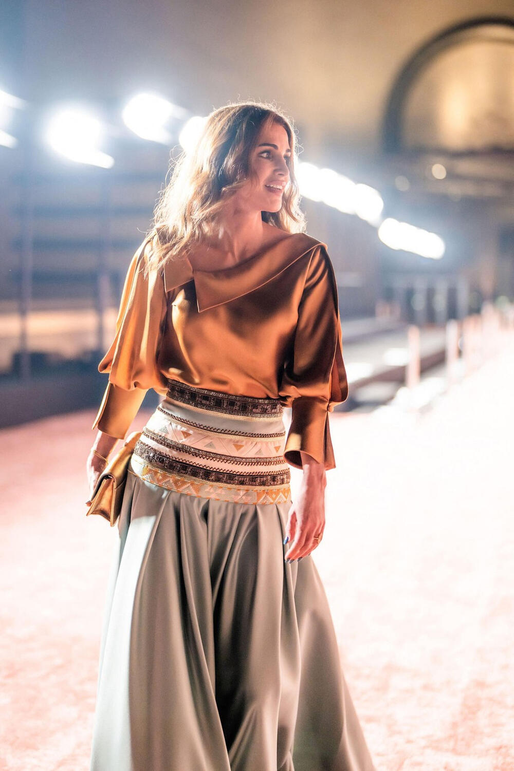 <p>Jordanska kraljica pojavila se na gala večeri u Dohi u smelom stajlingu upečatljivih boja, a sve je upotpunila i efektnom torbicom i salonkama koje potpisuje Dior.</p>