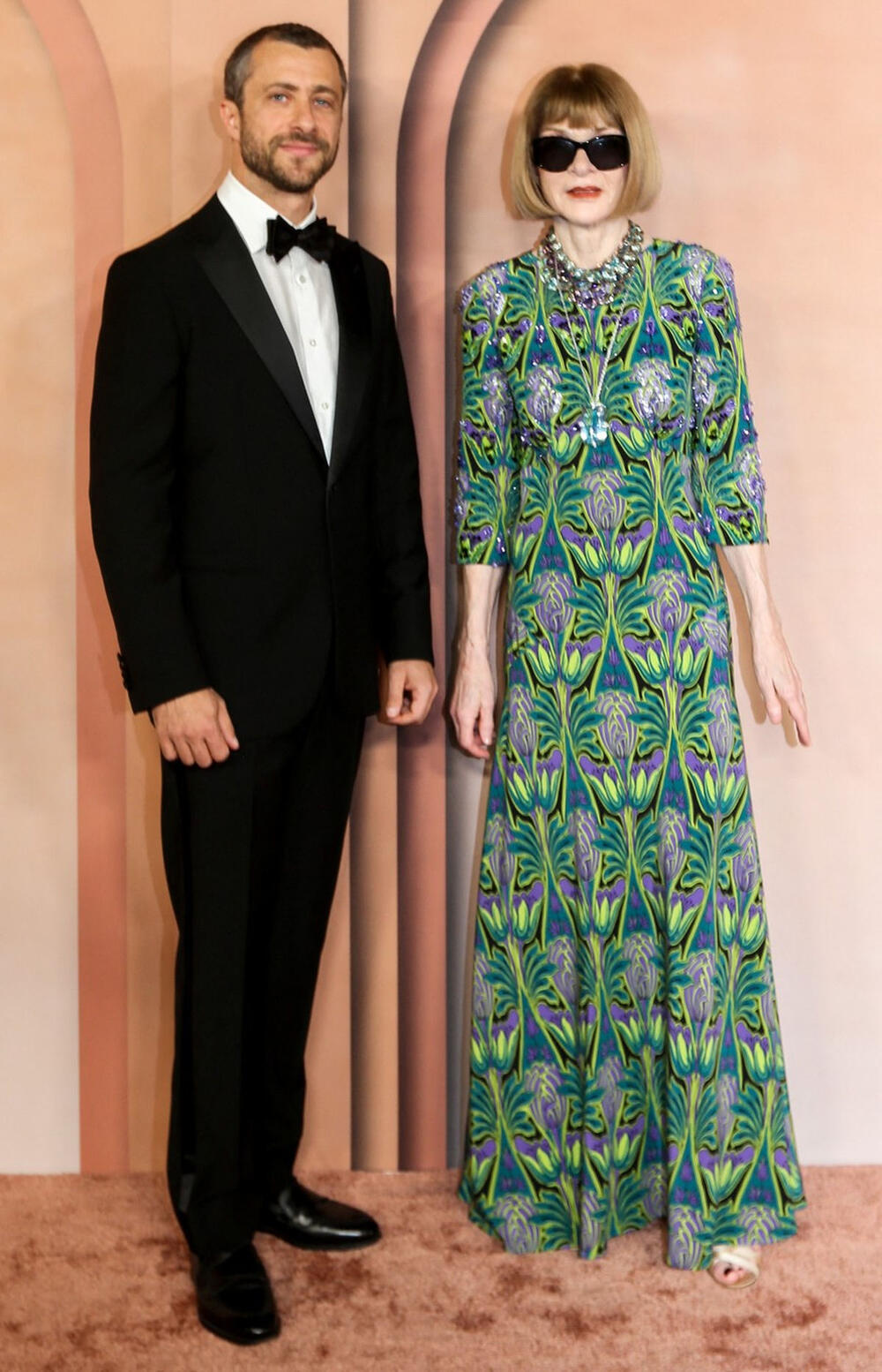 <p>Jordanska kraljica pojavila se na gala večeri u Dohi u smelom stajlingu upečatljivih boja, a sve je upotpunila i efektnom torbicom i salonkama koje potpisuje Dior.</p>